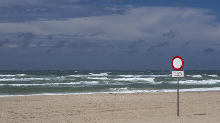 Dänemark, Ansicht eines Schildes am Strand - HHEF000048