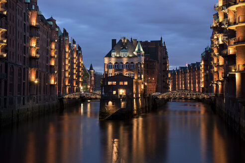 Deutschland, Hamburg, Blick auf das Wasserschloss - BST000094