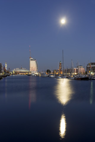 Deutschland, Bremerhaven, Blick auf den neuen Hafen, lizenzfreies Stockfoto