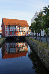 Deutschland, Mecklenburg Vorpommern, Ansicht einer ehemaligen Wassermühle - HOH000219