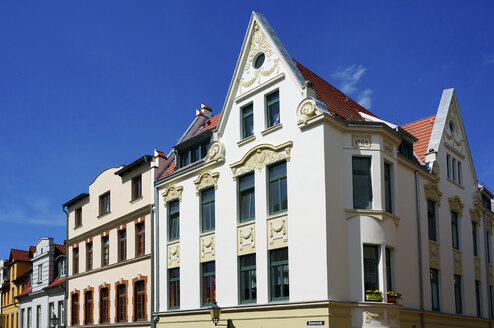 Deutschland, Mecklenburg-Vorpommern, Ansicht eines historischen Gebäudes - HOHF000215