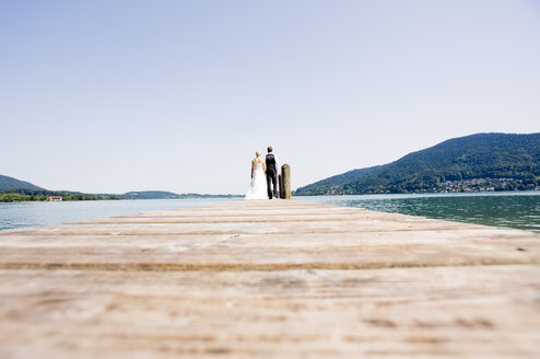 Deutschland, Bayern, Tegernsee, Hochzeitspaar auf Steg stehend - RFF000085