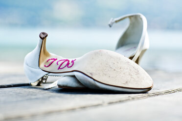 Germany, Bavaria, Tegernsee, Abandoned wedding shoes on jetty - RFF000094