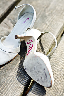 Germany, Bavaria, Tegernsee, Abandoned wedding shoes on jetty - RFF000095