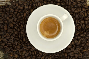 Tasse Espresso mit Kaffeebohnen, Nahaufnahme - OD000339