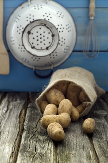 Kartoffeln im Jutesack mit Sieb und Schneebesen im Hintergrund - OD000332