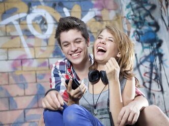 Germany, Berlin, Teenage couple laughing - MVC000006