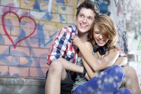 Germany, Berlin, Teenage couple having fun, smiling - MVC000009