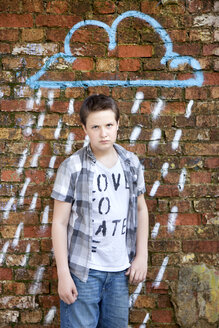 Germany, Berlin, Portrait of teenage boy - MVC000015