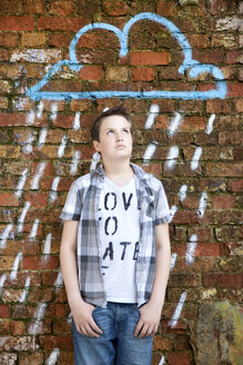 Germany, Berlin, Teenage boy standing in front of brick wall - MVC000014