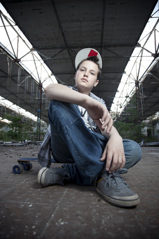 Deutschland, Berlin, junger Skateboarder, lizenzfreies Stockfoto