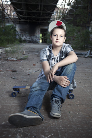 Deutschland, Berlin, junger Skateboarder, lizenzfreies Stockfoto