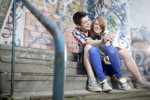 Germany, Berlin, Teenage boy and girl hugging, smiling - MVC000001