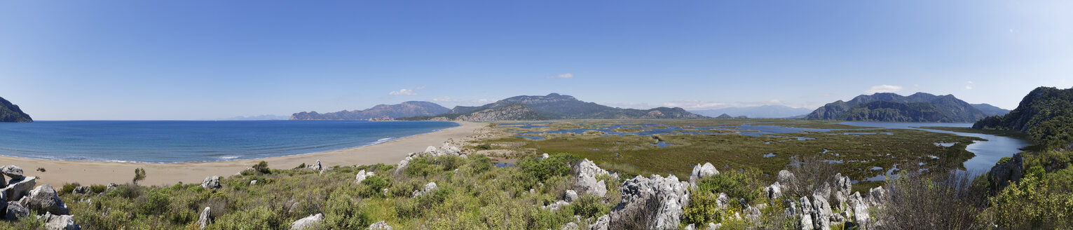 Türkei, Blick auf den Strand von Iztuzu und das Flussdelta bei Dalyan - SIEF004304