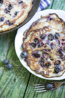 Pfannkuchen mit Blaubeeren auf dem Tisch, Nahaufnahme - STB000006