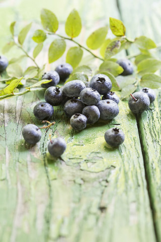 Blaubeeren auf grünem Tisch, Nahaufnahme, lizenzfreies Stockfoto