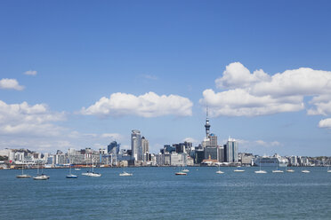 Neuseeland, Skyline von Auckland von North Shore aus gesehen - GW002395