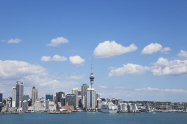 New Zealand, Auckland skyline seen from North Shore - GW002397