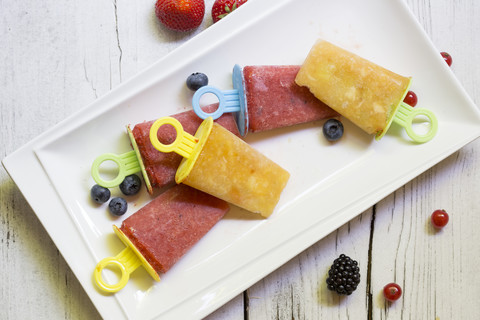 Hausgemachtes aromatisiertes Eis mit Beeren auf Holztisch, Nahaufnahme, lizenzfreies Stockfoto