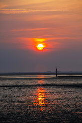 Deutschland, Blick auf Ebbe und Flut an der Nordsee bei Sonnenuntergang - JTF000482