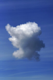 Deutschland, Mecklenburg-Vorpommern, Ansicht einer Wolke vor blauem Himmel - HOH000225