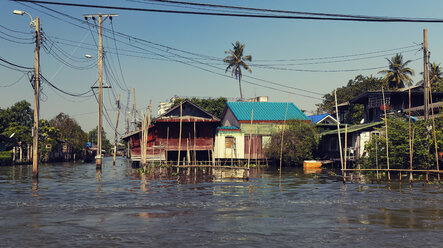 Thailand, Bangkok, Blick auf Häuser am Khlong-Kanal - GF000237