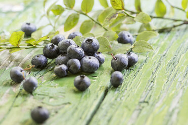 Germany, Bluebeeries on green wooden Table, close up - STB000032