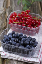 Rote Johannisbeeren mit Blaubeeren und Serviette auf Holztisch, Nahaufnahme - OD000344