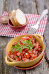 Tomatensalat mit Basilikum und Baguette auf dem Tisch, Nahaufnahme - OD000351