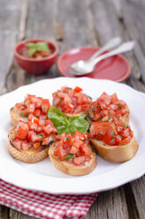 Bruschetta mit Tomate und Basilikum auf einem Teller, Nahaufnahme - OD000354