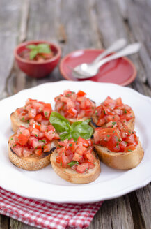 Bruschetta mit Tomate und Basilikum auf einem Teller, Nahaufnahme - OD000354