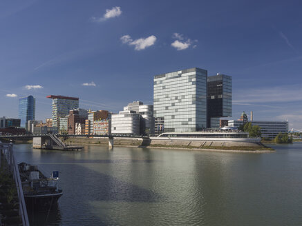 Deutschland, Nordrhein-Westfalen, Düsseldorf, Blick auf die Gebäude des Medienhafens - HHEF000054