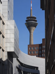 Deutschland, Nordrhein-Westfalen, Düsseldorf, Blick auf den Rheinturm - HHEF000062