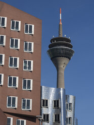 Deutschland, Nordrhein-Westfalen, Düsseldorf, Blick auf den Rheinturm - HHEF000063