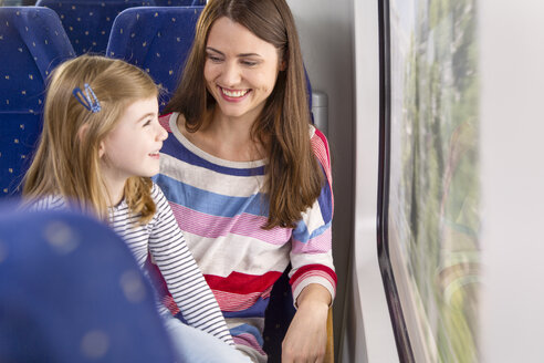 Deutschland, Brandenburg, Mutter mit Tochter reist durch Zug - KFF000213
