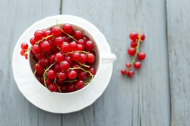 Becher mit roten Johannisbeeren auf Holztisch, Nahaufnahme - ODF000360