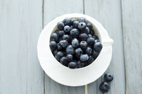 Schale mit Blaubeeren auf Holztisch, Nahaufnahme - ODF000361