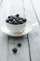 Schale mit Blaubeeren auf Holztisch, Nahaufnahme - OD000381