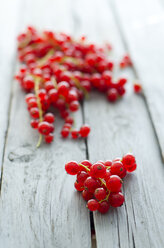 Red currants on wooden table, close up - ODF000362