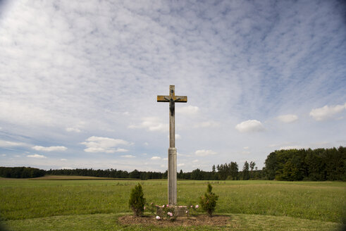 Deutschland, Baden Württemberg, Schwäbische Alb, Feldkreuz mit Christusfigur - WGF000066