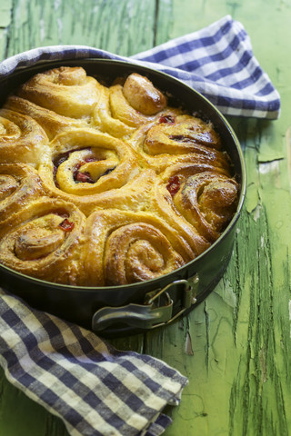 Deutschland, Bayern, Hefekuchen mit Zimtzucker und Beeren auf Holztisch, Nahaufnahme, lizenzfreies Stockfoto