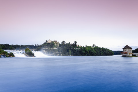 Schweiz, Schaffhausen, Blick auf den Rheinfall in Schaffhausen, lizenzfreies Stockfoto