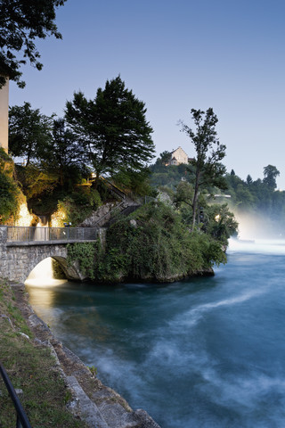 Schweiz, Schaffhausen, Blick auf den Rheinfall in Schaffhausen, lizenzfreies Stockfoto