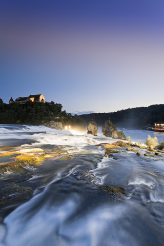 Schweiz, Schaffhausen, Blick auf den Rheinfall in Schaffhausen, lizenzfreies Stockfoto