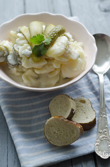 Kartoffelsalat in Schale mit geschnittenen Brezelstangen - ODF000374