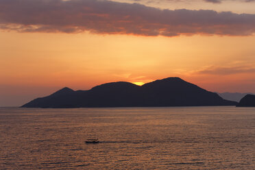 Türkei, Mugla, Fethiye, Insel bei Sonnenuntergang an der lykischen Küste - SIEF004318