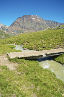 Italia, Alto Adige, Schnals, mountain torrent with bridge - MH000205