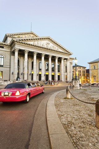 Deutschland, Bayern, München, gestreckte Limousine vor dem Nationaltheater, lizenzfreies Stockfoto