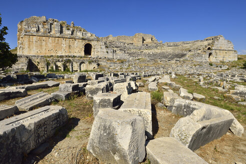 Türkei, Karien, antikes Tetrapylon an der archäologischen Stätte von Aphrodisias, antikes römisches Theater - ES000511
