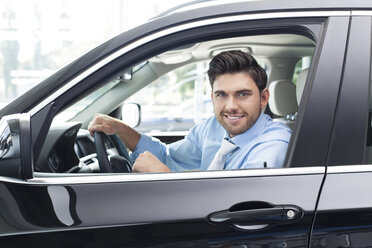 Beim Autohändler, Mann sitzt im neuen Auto - MLF000047